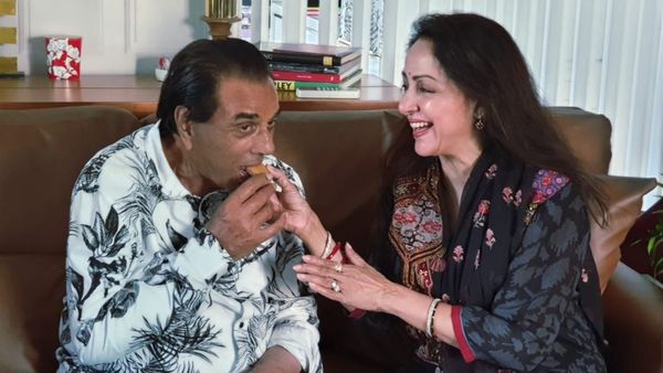 टुकड़े समेट रही हूं... धर्मेंद्र के निधन के बाद पहले बर्थडे पर टूटी हेमा मालिनी, लिख दी रुला देने वाली बातें