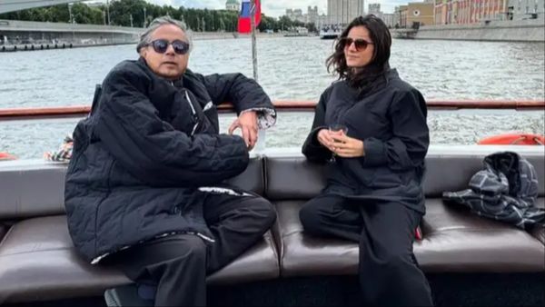 69 की उम्र में भी शशि थरूर का जलवा! सीनियर जर्नलिस्ट के साथ खिंचवाई ऐसी फोटोज कि हर जगह मच गई हलचल!