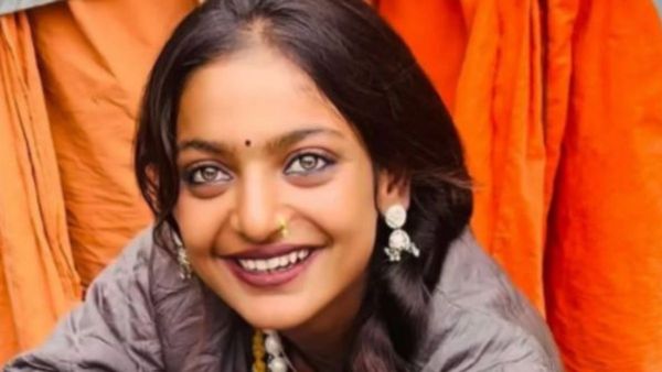 महाकुंभ फेम मोनालिसा से ज्यादा पॉपुलर हुईं उनकी हमशक्ल, चेहरा देखते ही लोगों ने लगाई ऑटोग्राफ की लाइन
