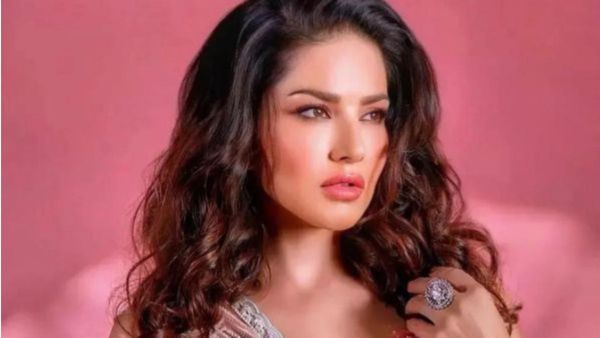 नए साल पर कान्हा की नगरी मथुरा में सनी लियोन का डांस, भड़के साधु-संत, कहा- यह अश्लीलता...