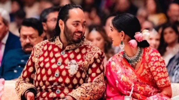 दोस्त की शादी में दुल्हन से ज्यादा सजकर पहुंचीं राधिका मर्चेंट, करोड़ों की साड़ी-गहने देख बाराती भी रह गए दंग