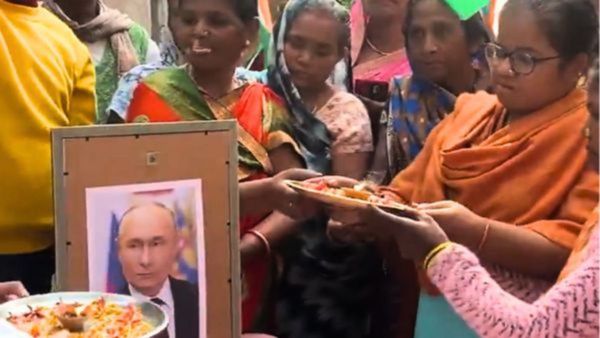 वाराणसी के लोगों ने पुतिन की तस्वीर लगाकर की आरती, जमकर लगाए रूस-भारत के नारे, देखें अनोखा VIDEO