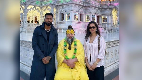 Fact Check: हार्दिक पांड्या और उनकी गर्लफ्रेंड के साथ घूमने निकल गए प्रेमानंद महाराज? सच्चाई कर देगी हैरान!