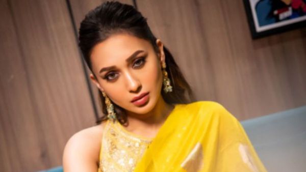 लाइव शो में शर्मनाक हरकत! एक्ट्रेस मिमी चक्रवर्ती संग हुई बदसलूकी, दर्ज करवाई FIR