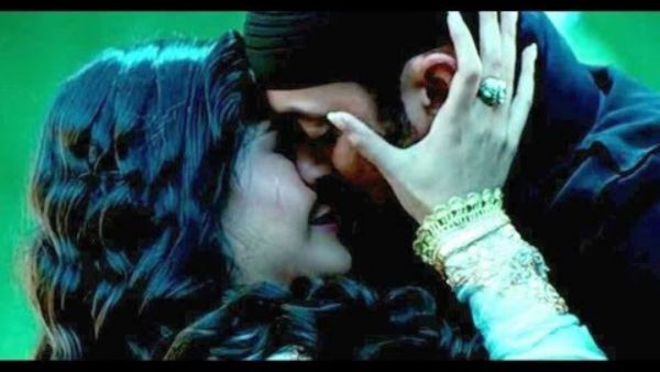 अपने दोस्त की 19 साल छोटी बेटी के साथ इस सुपरस्टार ने किया रोमांस, अंकल कहते कहते...