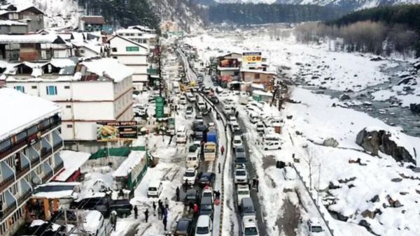 हीरो बनने निकले टूरिस्ट, विलेन बना मौसम! मनाली में बर्फबारी से हाहाकार, खाने-पीने को तरसे लोग...