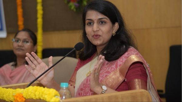 IAS Story: ना कोचिंग, ना रिजर्वेशन, ना बहाना... शरीर का ये अंग काम नहीं करता था, फिर भी बनीं IAS, 4 महीनों...