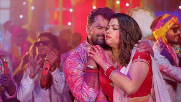 Holi 2026: होली के बहाने हसीना के बदन पर मल-मल कर रंग लगाते दिखे खेसारी, इंटरनेट पर कहर ढा रहा नया गाना...