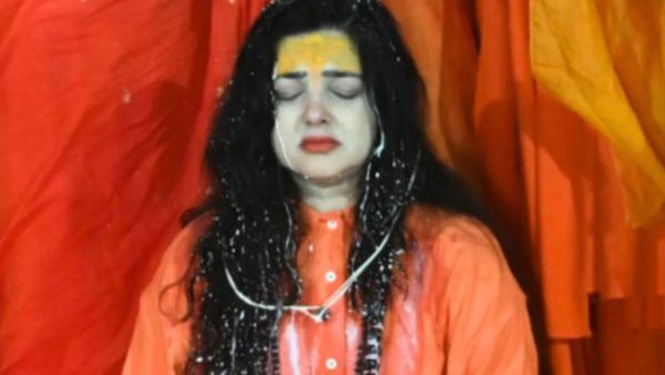 साध्वी से फिर मॉर्डन बनीं ममला कुलकर्णी, महामंडलेश्वर से निकाले जाने के बाद दिखाए पुराने ग्लैमरस रंग