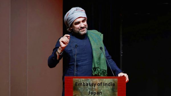 टोक्यो की इंडियन एंबेसी में छाए पंकज त्रिपाठी, फैमिली के साथ वायरल हो रहीं हैं तस्वीरें