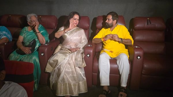 कृष्णावतारम पार्ट -1 की स्पेशल स्क्रीनिंग पर मथुरा पहुंची हेमा मालिनी, मुस्कराते हुए निकलीं बाहर