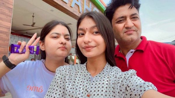 कौन हैं खुशी और रिषिका त्यागी? पिता की जान बचाने के लिए बेटियों ने डोनेट किए किडनी और लीवर, जीता दिल..