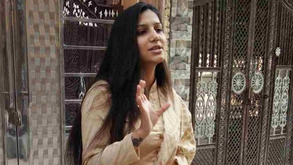 इस कारण पति करता था सपना चौधरी की पिटाई, करीबी ने बात दी एक एक बात