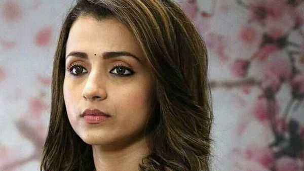 CM की गर्लफ्रेंड के साथ घिनौनी हरकत, बुरी तरह भड़की तृषा कृष्णन बोलीं- पहले सूंघो और फिर...
