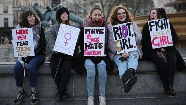 क्या वक्षस्थल दिखाकर एमा वाटसन एंटी फ़ेमिनिस्ट हो गईं?