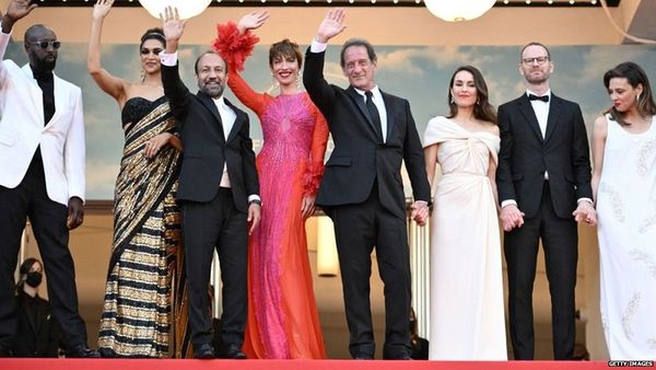 दीपिका पादुकोण: मॉडल, ऐक्टर, विवाद से लेकर कान फ़िल्म फ़ेस्टिवल के रेड कार्पेट तक