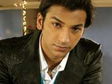 Karan suffers drinking impure water on sets