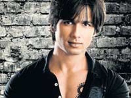 Shahid celebrates b'day with friends and family
