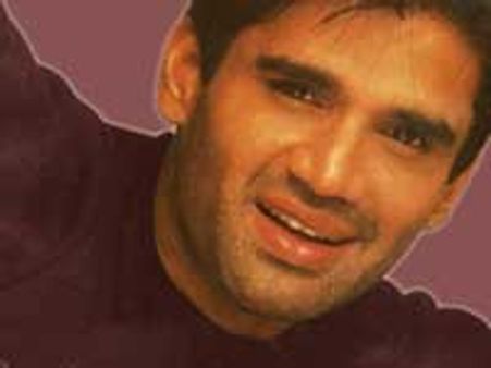 Suniel signals V to old friend Sanjay