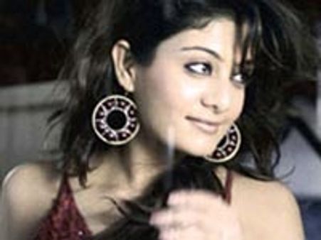 Neha Oberoi in tears over Sikandar, Hansal fight