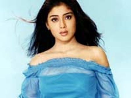 Shreya as Sarath's daughter
