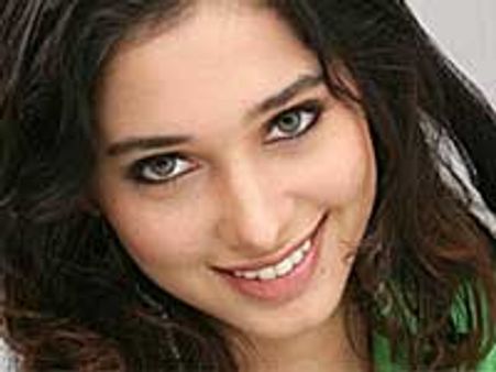 Tamanna flies off to US