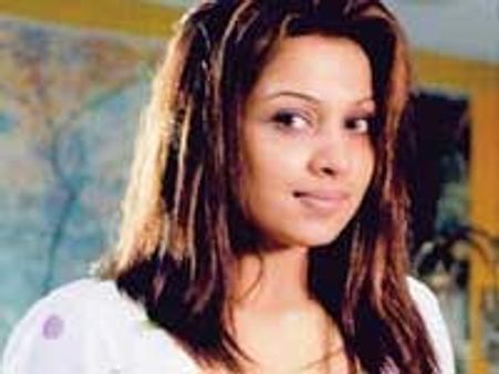 Nadigar Sangam lifts ban on Flora