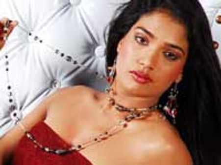 Ramya to shake legs with Rajini