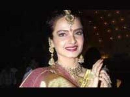 Rekha keeps distance from Saawan