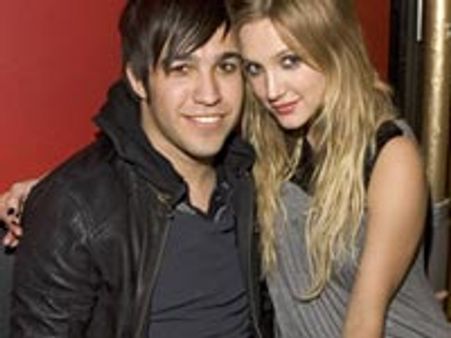 Pete, Ashlee release son's first pic on Internet