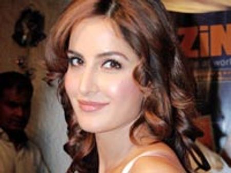 Katrina injured on the sets of De Dhana Dhan