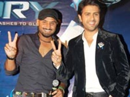 Harman mingles with Harbhajan in Victory