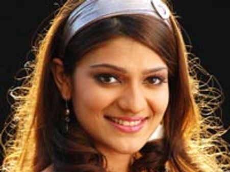 Siya to undergo a plastic surgery