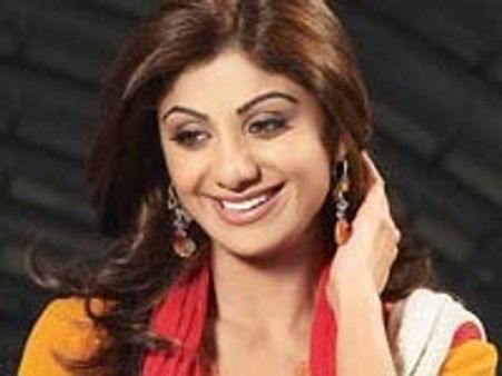 Shilpa Shetty fakes her bald look!