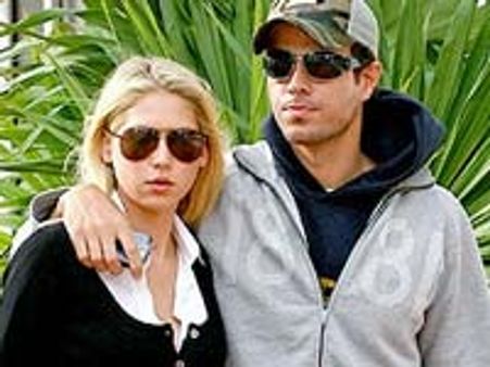Anna Kournikova spotted with engagement ring