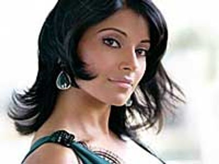 Bipasha loses mood at Star Screen Awards