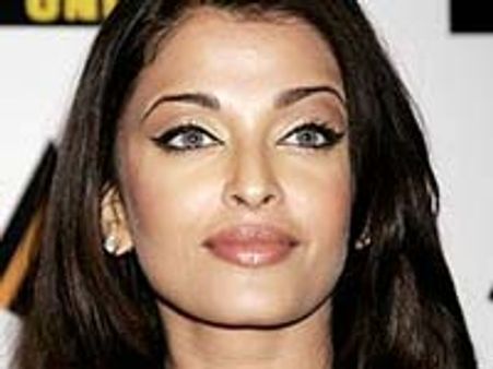 Aishwarya fulfills her promise to Vishal