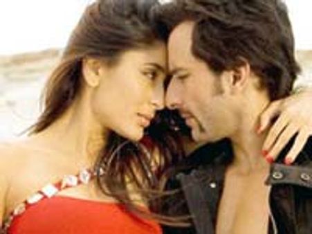 Saif kisses girlfriend Kareena!