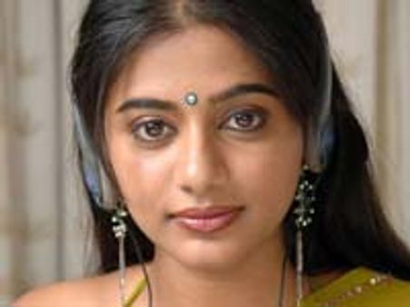 Priyamani's rain dance to seduce Nitin