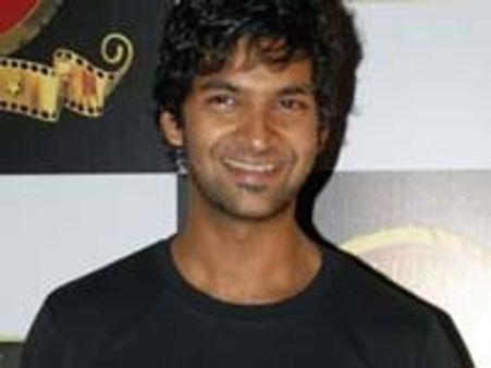 Purab to anchor Shahrukh's Knights and Angels