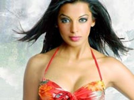 Mugdha laughs away rivalry with Rohit Shetty