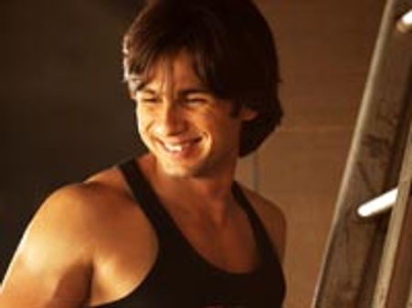 Shahid's new look turns a rage