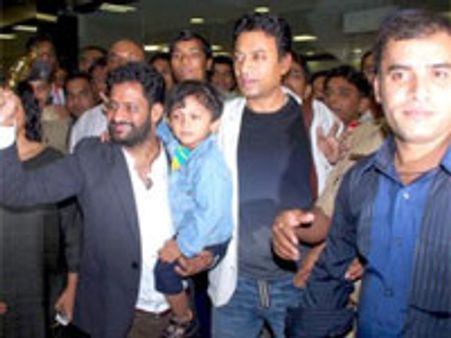 Slumdog Millionaire team returns home