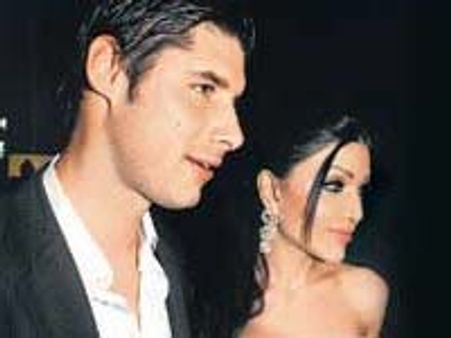 Koena Mitra dating Turkish pilot Mett Merral