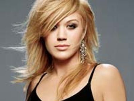 Kelly Clarkson sparks pregnancy rumours