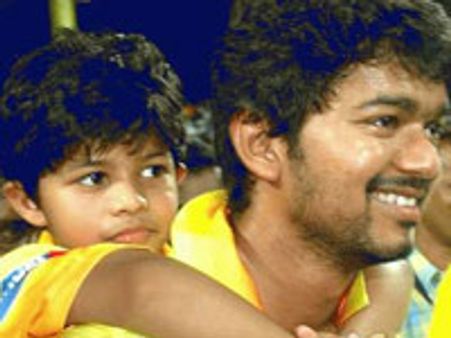Vijay shakes legs with son in Vettaikkaran