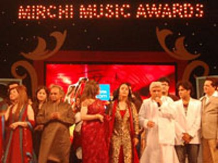 Jodhaa Akbar sweeps Radio Mirchi Awards