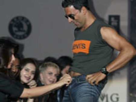 Akshay apologises for unbuttoning act