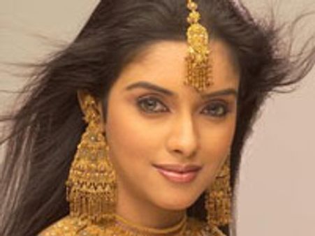 Asin replaces Katrina Kaif
