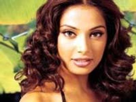 Bipasha performs despite wardrobe malfunction